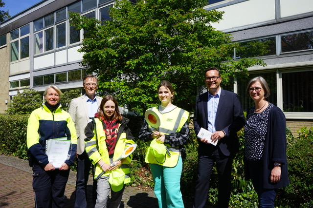 Vlnr Polizistin Stephanie Killewald Dr Achim Diehr Feenja Pitta Christina Paqu Sven Kaiser und Birgit Mller Klein Foto Stadt Geldern ate